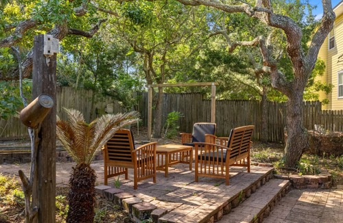 Cedar Key House | Enjoy art and relaxation in this hilltop home