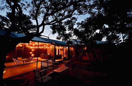 Cedar Key House | Enjoy art and relaxation in this hilltop home