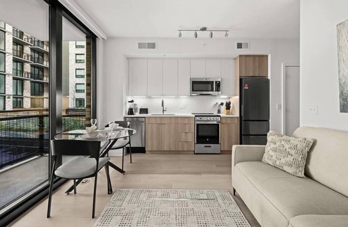 NoMa Hotel | Enjoy DC Views on your Private Balcony | Gym + Free Outdoor wifi