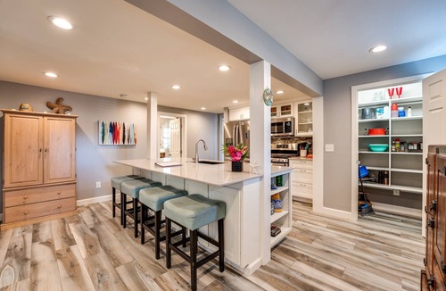 Jacksonville Beach Apartment | Enjoy GEM 3 in Jax Beach, 4 Blocks to Ocean ,Relaxing Screened Porch, Soaking Tub, Month Stays Ok