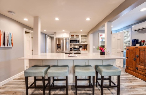 Jacksonville Beach Apartment | Enjoy GEM 3 in Jax Beach, 4 Blocks to Ocean ,Relaxing Screened Porch, Soaking Tub, Month Stays Ok
