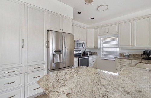 Falcons Glen House | Enjoy Players Club Access in this Luxurious Naples Golf Course Home.