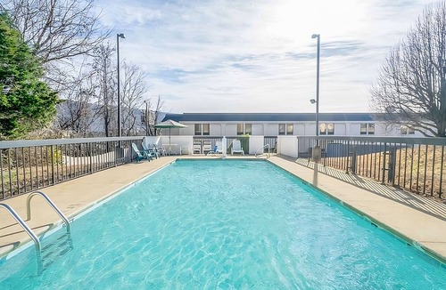 Lookout Valley Neighborhood Association Hotel | Enjoy Pool Access and Easy Trips to Ruby Falls from This King Room