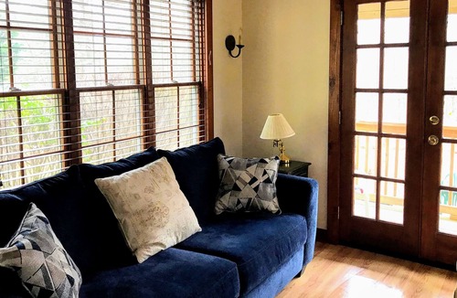 Lookout Mountain Cottage | Enjoy the mountain and the city!