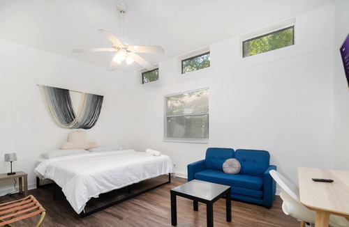 Murray Hill Apartment | Enjoy this comfortable and cozy home in Murray Hill area
