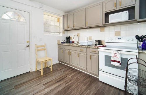 Murray Hill Apartment | Enjoy this comfortable and cozy home in Murray Hill area