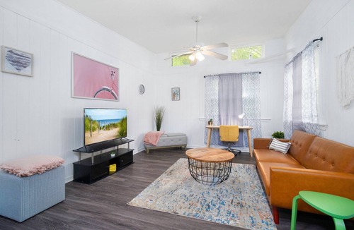 Murray Hill Apartment | Enjoy this comfortable and cozy home in Murray Hill area