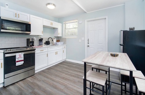 Murray Hill Apartment | Enjoy this comfortable and cozy home in Murray Hill area