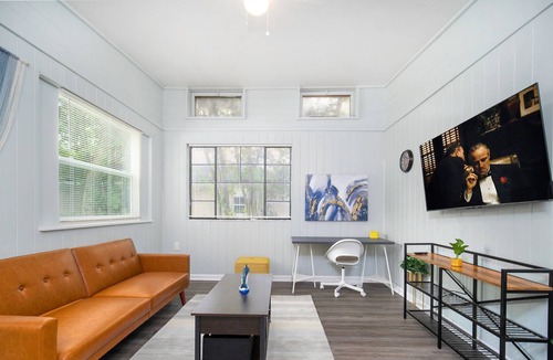 Murray Hill Apartment | Enjoy this comfortable and cozy home in Murray Hill area