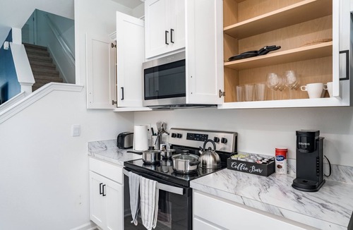 Baymeadows House | Enjoy this modern brand-new townhouse located in the heart of Jacksonville.