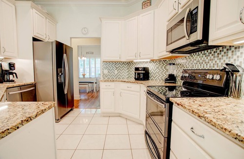 Freeport House | Entire 3-bedroom home in Niceville, iconic bay view15 min from Destin beaches!