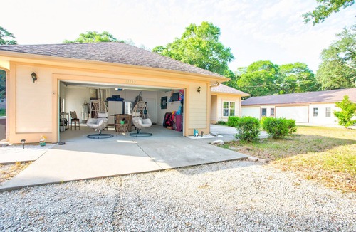 Freeport House | Entire 3-bedroom home in Niceville, iconic bay view15 min from Destin beaches!