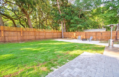 Freeport House | Entire 3-bedroom home in Niceville, iconic bay view15 min from Destin beaches!