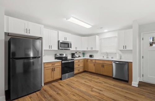 Taylors House | Entire Duplex w/2 Private Decks | Sleeps 12 | Great for Groups | 10 min to GVL