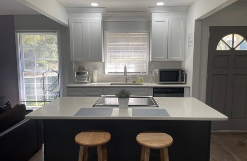 Lindridge-Martin Manor House | Entire Home 3 Bedroom