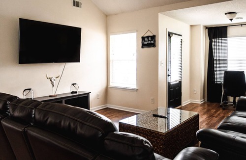 Centerville House | Entire Home, Queen Beds, Near Dining & Shopping