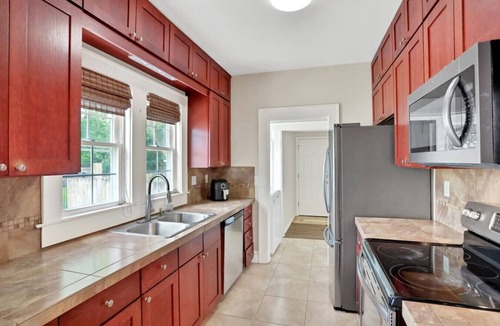 Fairfax House | Entire house in Avondale, walking distance to shops