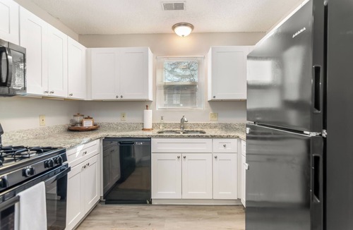 Woodstock House | Entire Townhome with King Bed/Walk to Downtown Woodstock