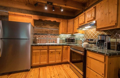 Saluda Cabin | Epic 1BR Cabin w/Outdoor Fireplace~Free Tix