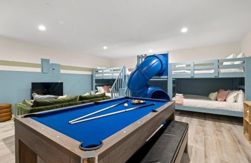 Madeira Beach House | Epic Indoor Slide Pool&Hot Tub Mini Golf Fire Pit
