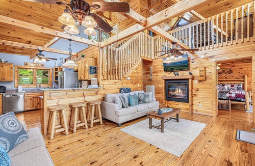 Cosby Cabin | EPIC Outdoor Area*FirePit*HotTub*MtnViews*Secluded
