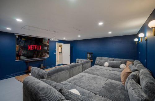 Seminole House | Epic Yard Pool Movie Theater Arcade Games