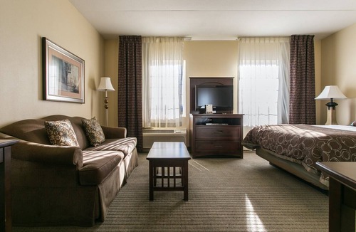 Graysville Apartment | Equipped Studio Near CHA Airport | Indoor Pool + Gym Access