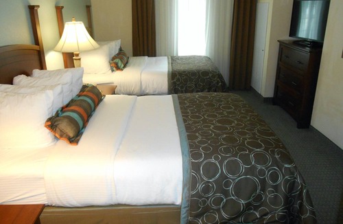 Eden Condo | Equipped Suite Near the Savannah Airport | Seasonal Pool Access