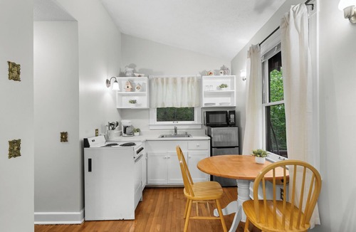 Blairsville Cottage | Escape to Pet-Friendly Studio Cabin near Helen, Blue Ridge & Appalachian Trail