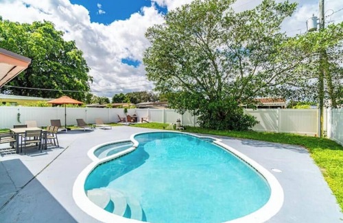 West Hollywood House | Escape to Private Poolside Bliss