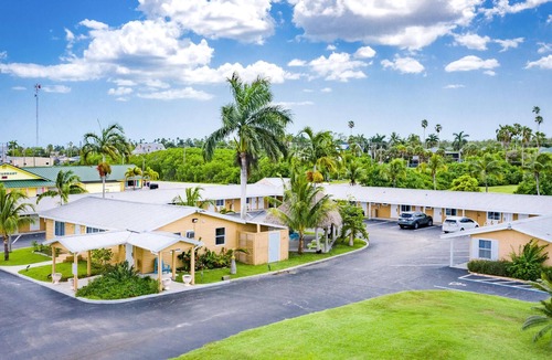 Everglades City Hotel | Everglades City Motel - Queen Room, 2 Beds, Kitchenette
