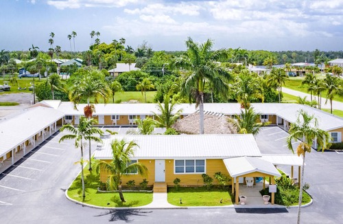 Everglades City Hotel | Everglades City Motel - King Hotel Room