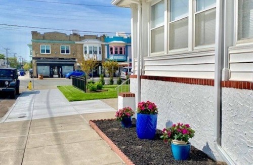 Ventnor City Condo | Everything you need! Steps to Beach-Margate-Restaurants-Stores -Sleeps 4 guests