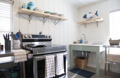 Suwannee House | Everything you need for a wonderful stay, deep fresh water canal in Suwannee.