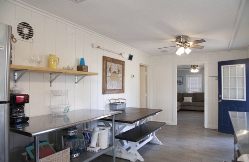 Suwannee House | Everything you need for a wonderful stay, deep fresh water canal in Suwannee.