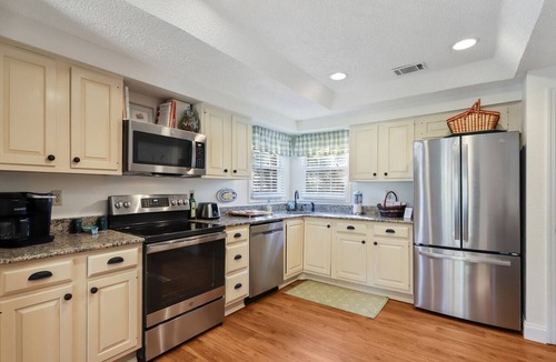 Shipyard Plantation Condo | Evian 287 - Gorgeous 2 Bedroom Condo - 2nd Floor Walk Up Flat