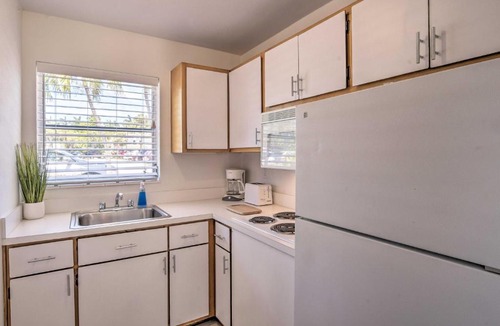 Old Naples Apartment | Evolve Dtwn Studio Steps to Naples Pier and Beach!