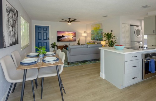 Dunedin Condo | Exceptionally Clean Comfy King Beds 1 Mi 2 Honeymoon Island Beach Pass Included