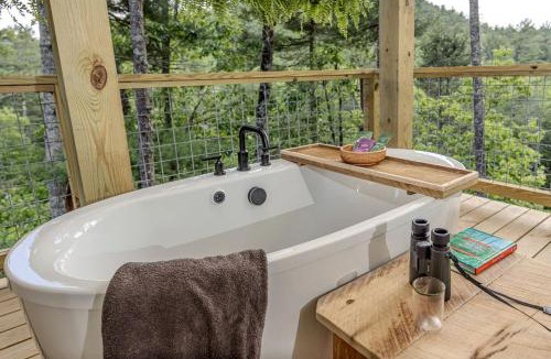Zirconia House | Exclusive Luxury Treehouse Escape with Soaking Tub & Pizza Oven Near Waterfalls, Zirconia, NC