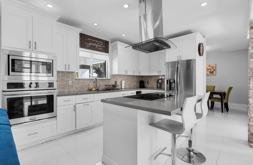 Ludlam House | Exclusive Poolside Residence