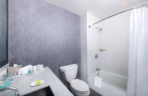 Dunwoody Hotel | Executive King Stay | Swimming Pool | Minutes to Brook Run Park