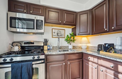 Aurora Highlands Apartment | Executive King Suite/5 min to DCA Pentagon HQ2/Free Parking