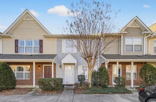 Greensboro House | Executive & Luxury 2-bedroom Townhouse with Pool