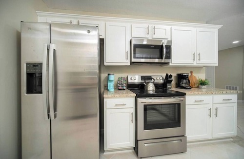 Southside House | ~Executive Pad Sleeps 12 Heated Pool & Boardroom~