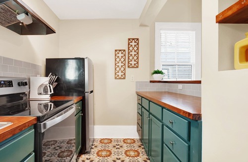 Savannah Victorian District Condo | Executive Rental by the Park | Heated Pool Access