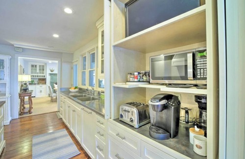 Highlands House | Expansive home, Walk to Downtown,Fiber Optic Wi-FI