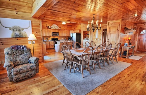 West Jefferson Cabin | Experience breathtaking views at Big Ashe View, a spacious 5-bedroom cabin in West Jefferson, NC!