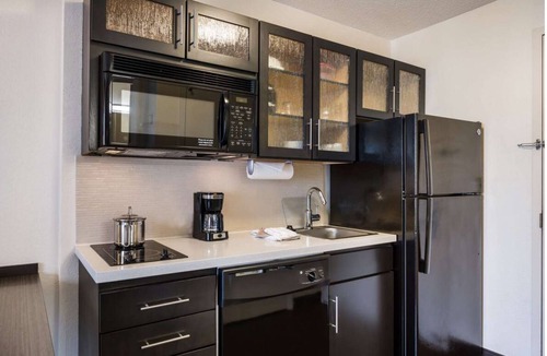Baymeadows Resort | Experience Jacksonville's Rich Culture & Nature in Style! Pets Allowed, Kitchen!