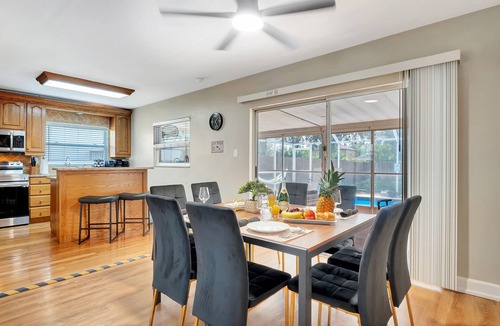 Lakeview Village House | Experience Luxurious Living: Exquisite Pool House in Brandon for 15 Guests