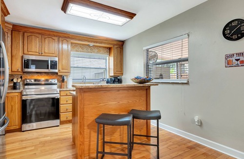 Lakeview Village House | Experience Luxurious Living: Exquisite Pool House in Brandon for 15 Guests